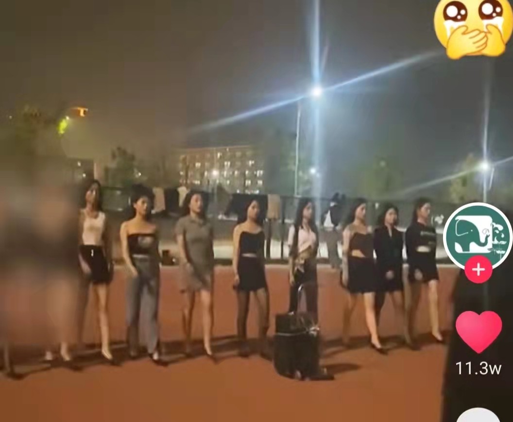 高校礼仪队操场走秀,学校操场走秀大学生