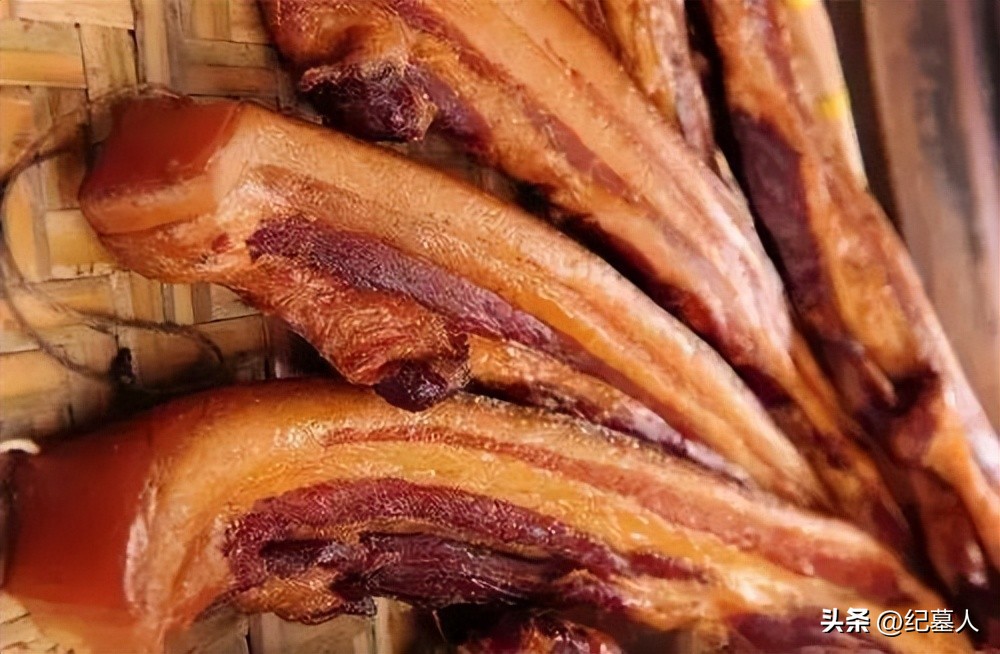 64年勘测队遭遇凶猛狼群，战士心软投喂食物，头狼带群狼前来报恩