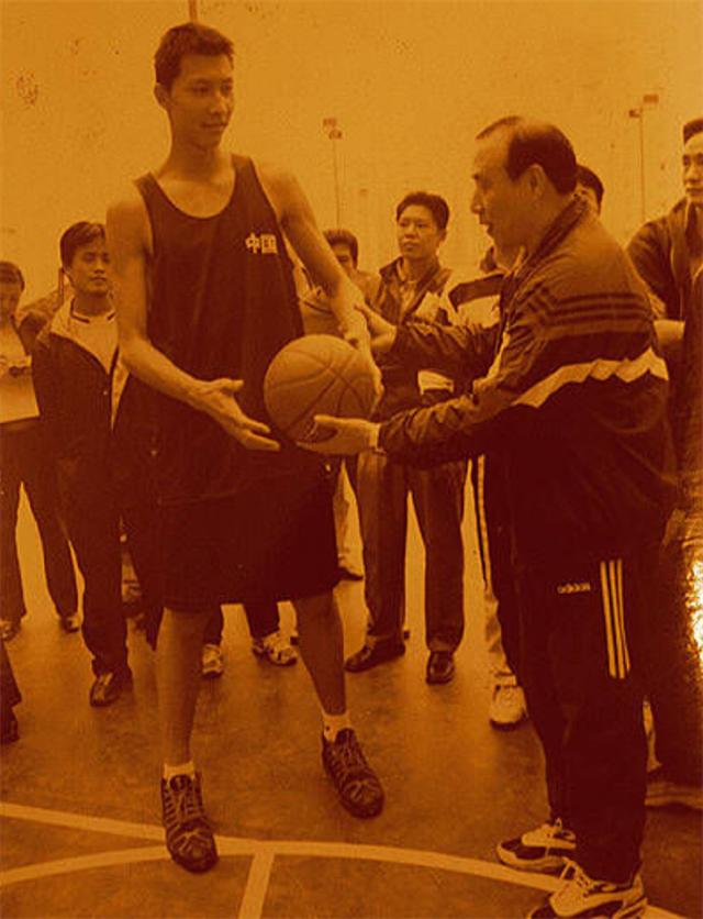 易建联娶巴西足球宝贝,易建联和荆灵爱情故事