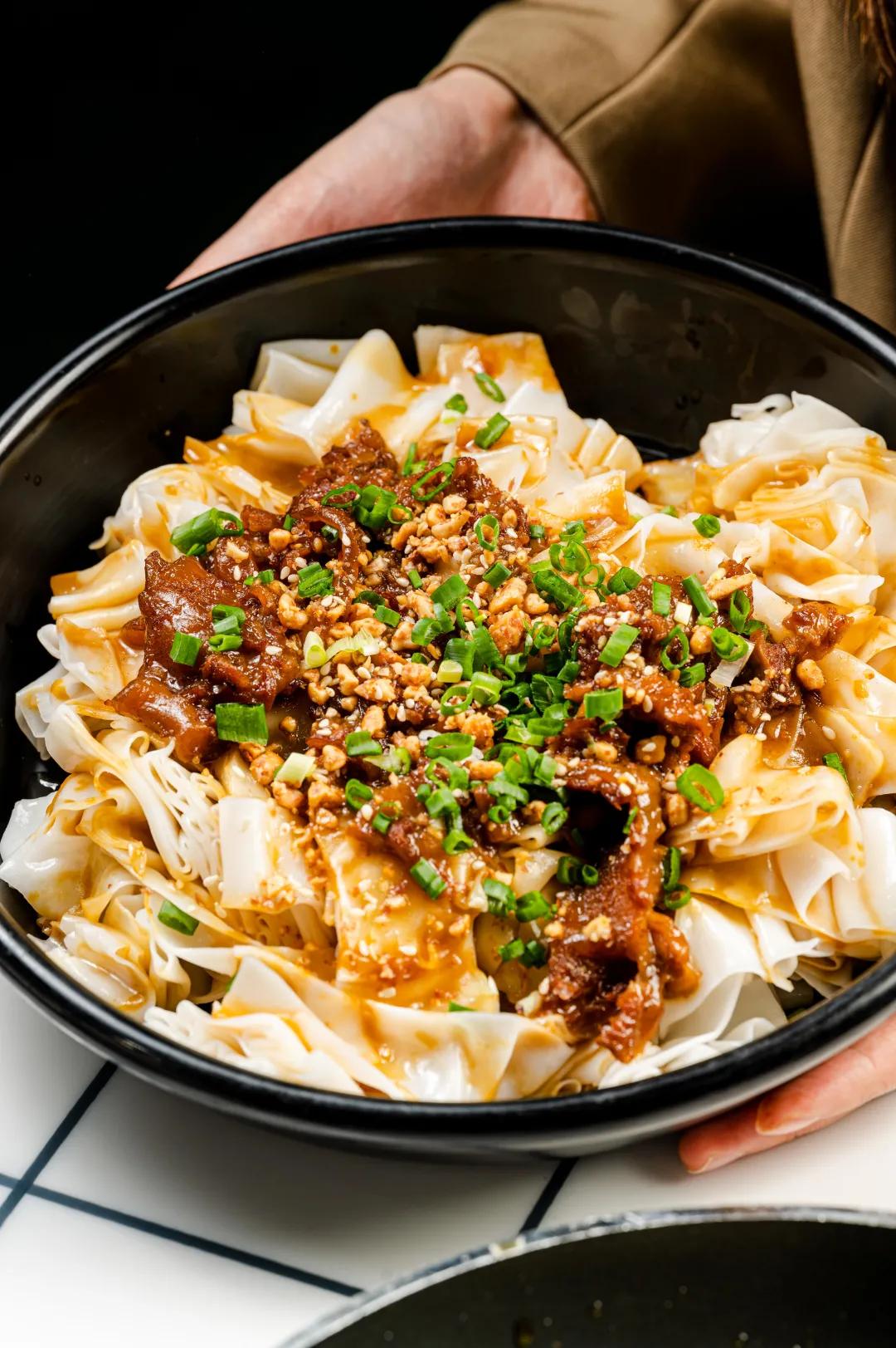 “搞什么，这大排档开到9点，老板就叫我走？”