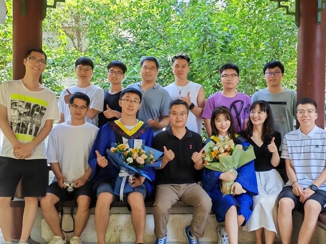 立德树人担使命三尺讲台育英才,立德树人培根铸魂是教师的使命