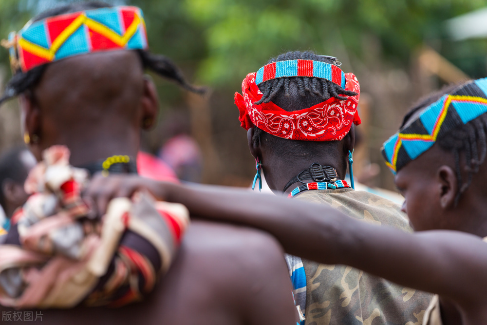 非洲打猎为生的原始部落，不种地不养牲畜，饿了就抓蝙蝠