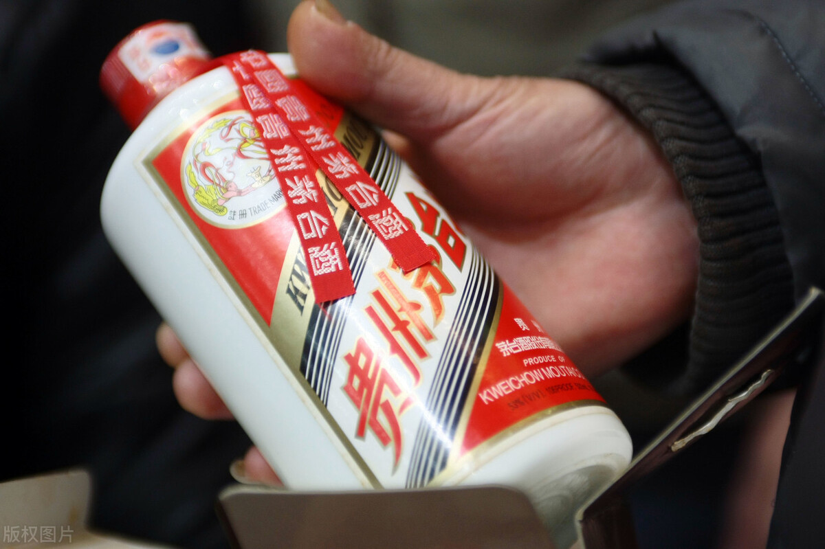鉴别茅台真假最简单的方法,2021年飞天茅台整箱怎么鉴定真假