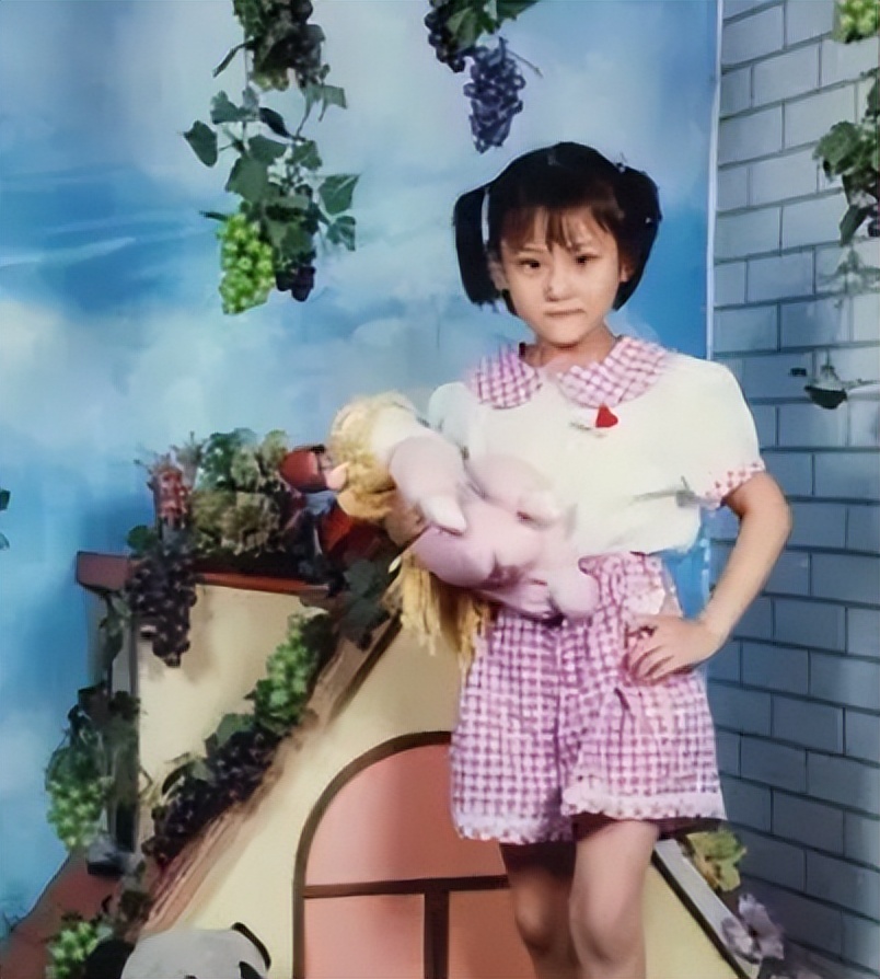 张馨予晒出老公何捷照片帅气迷人,张馨予和老公何捷婚后齐露面