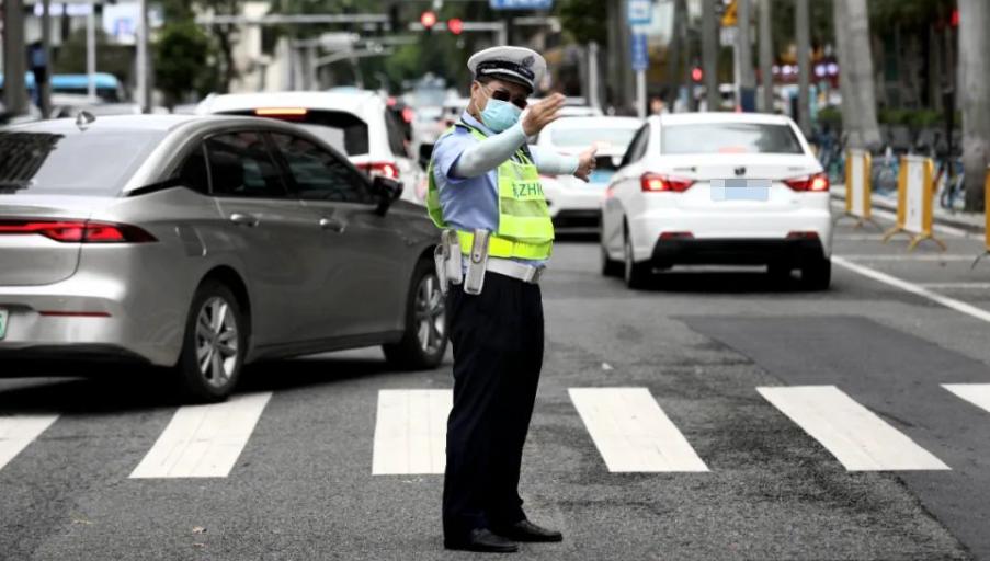 女市民肾结石发作交警紧急送医,女子路上肾结石肚子疼