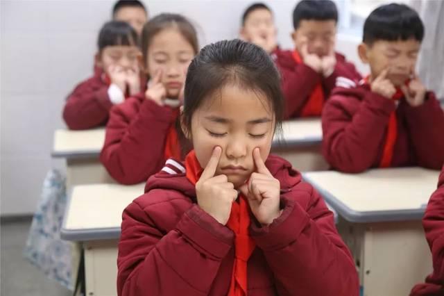 眼睛干燥痒视力模糊吃什么好,眼睛干涩泛黄吃护眼片