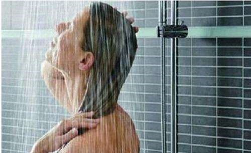 当女生洗澡时有了尿意，直接站着解决？可能会招来这些健康问题