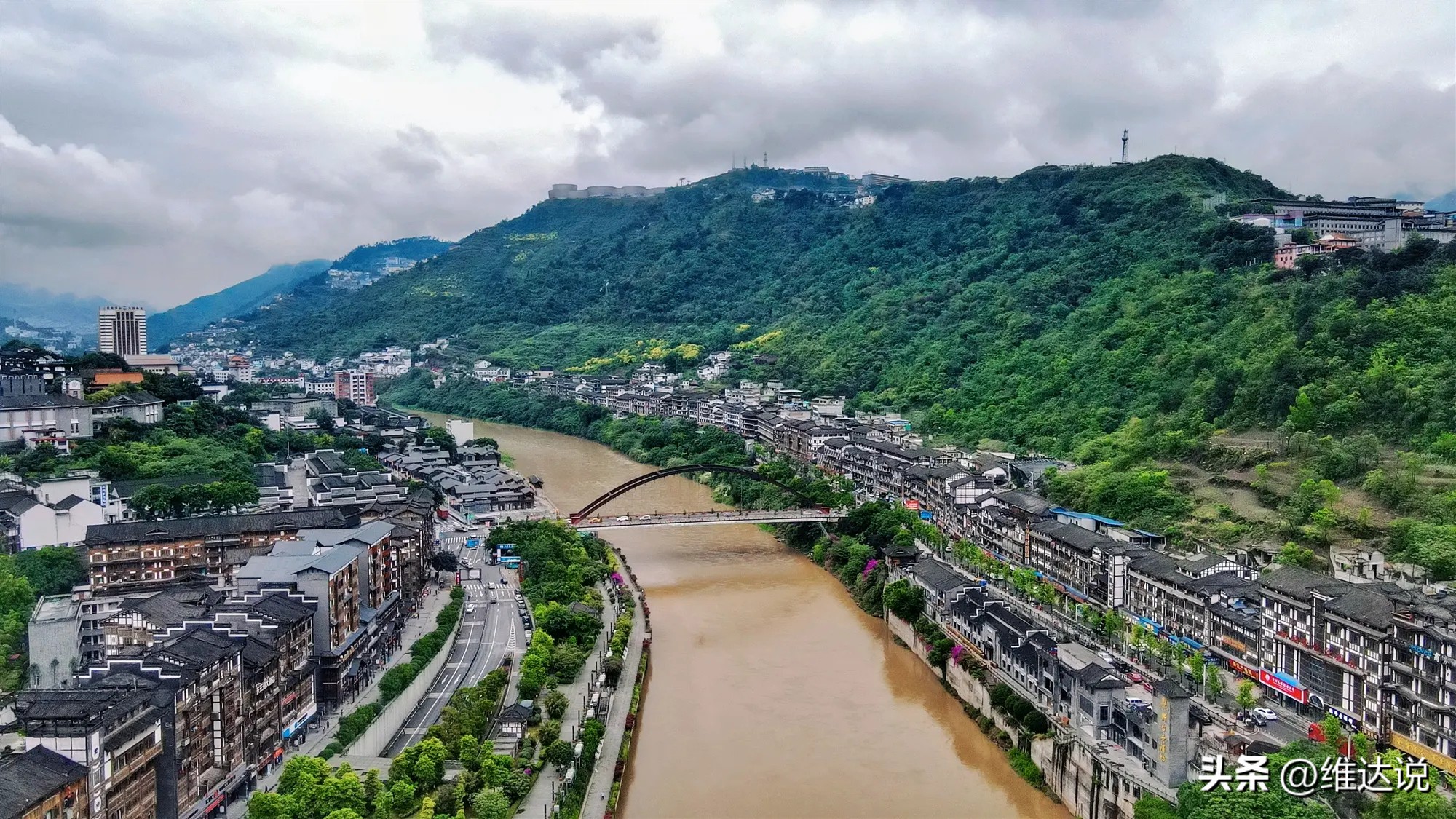 茅台镇是中国著名的酱香酒发源地,茅台镇第一大酒厂