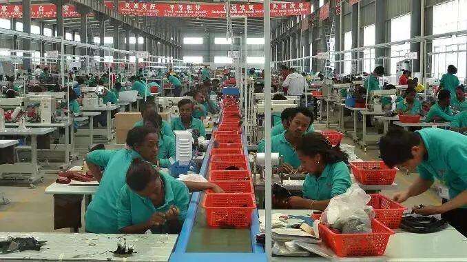 中国人在非洲建厂：一天12小时，月薪600包三餐，当地人抢着干