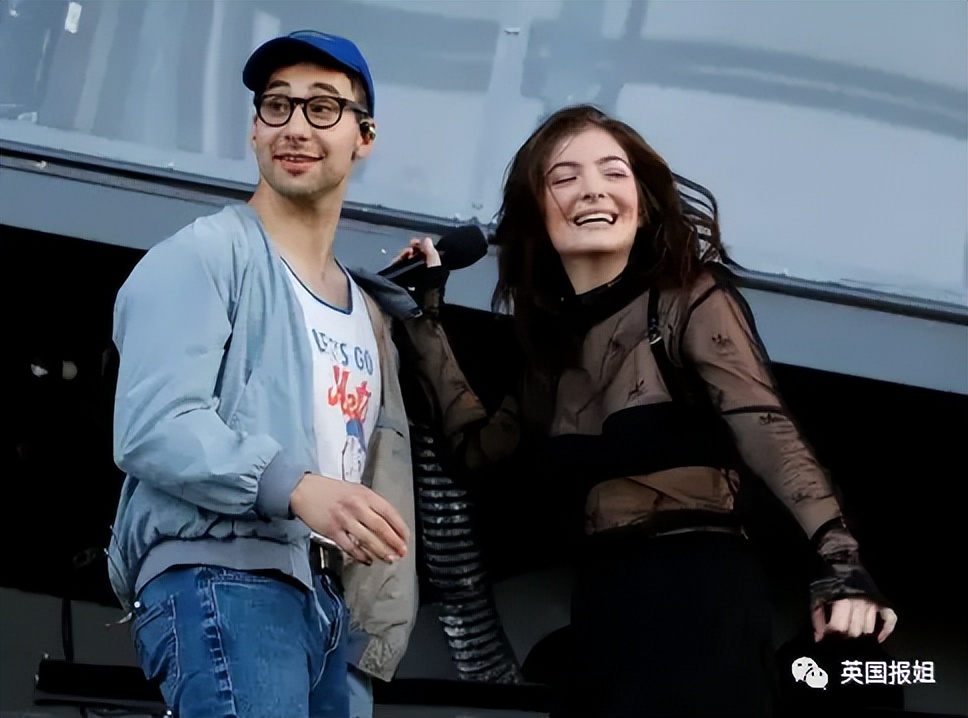 霉霉演唱会美国小姐开场自我介绍,霉霉与打雷姐现身超级碗