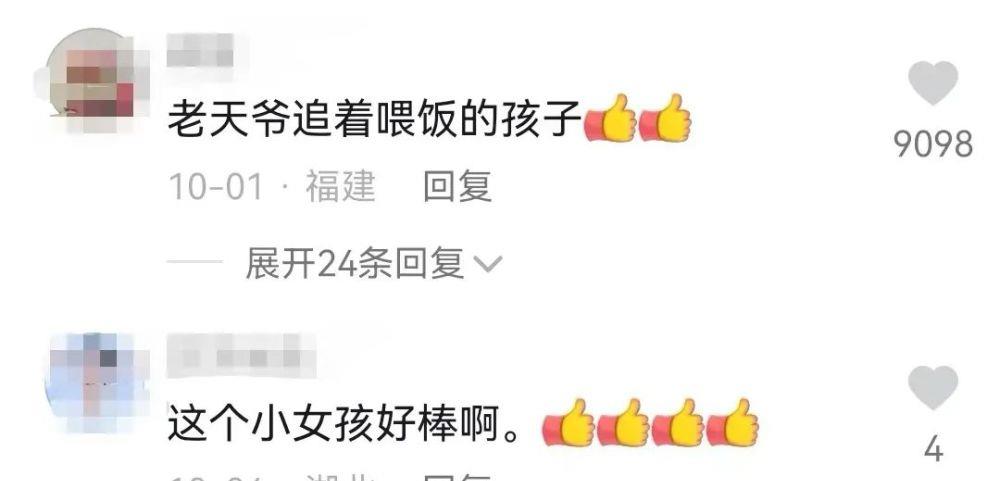 小学生对着活螃蟹画螃蟹,小朋友吃螃蟹的简单画