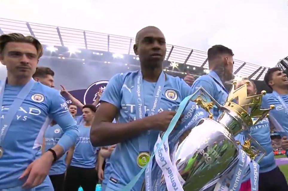 曼城球迷鼓掌欢迎瓜迪奥拉,曼城惊天逆转球迷反应