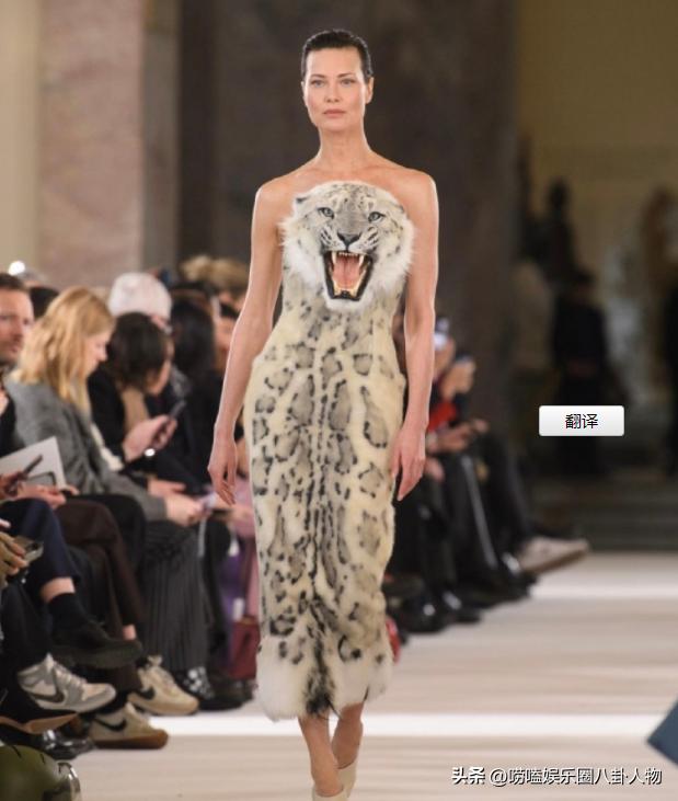 37岁伊莲娜吊打卡戴珊家金小妹，肩抗狮子头好轻松，自己赚钱真爽