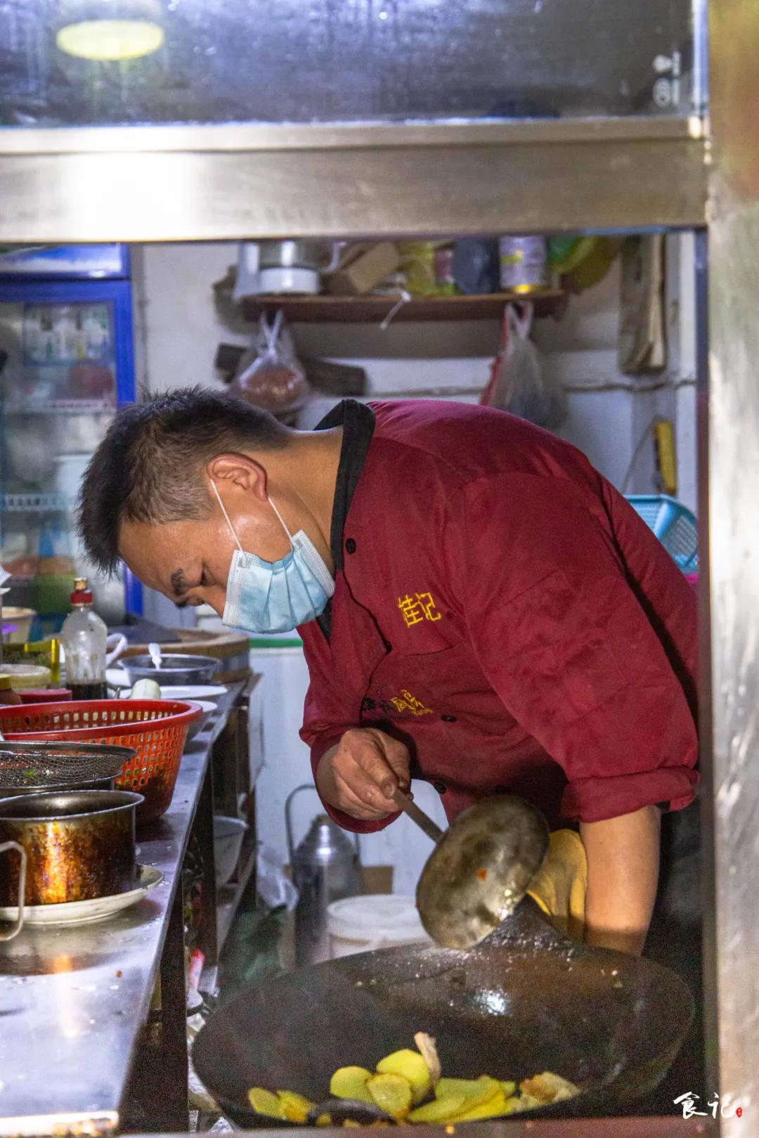 40m²的小店,厨房就占一半!建昌家属院旁的这家馆子开了23年