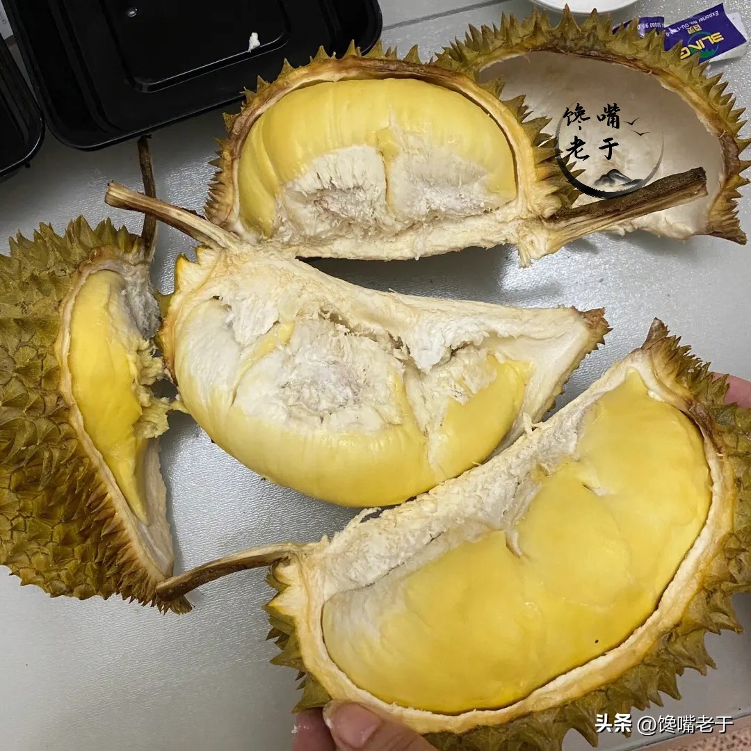 买榴莲是买轻点的还是重点的,买榴莲时老板直呼内行