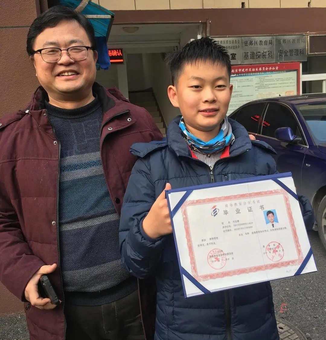 10年前被父母逼迫雪地里奔跑男孩,11年前被父母逼零下10度跑的男孩