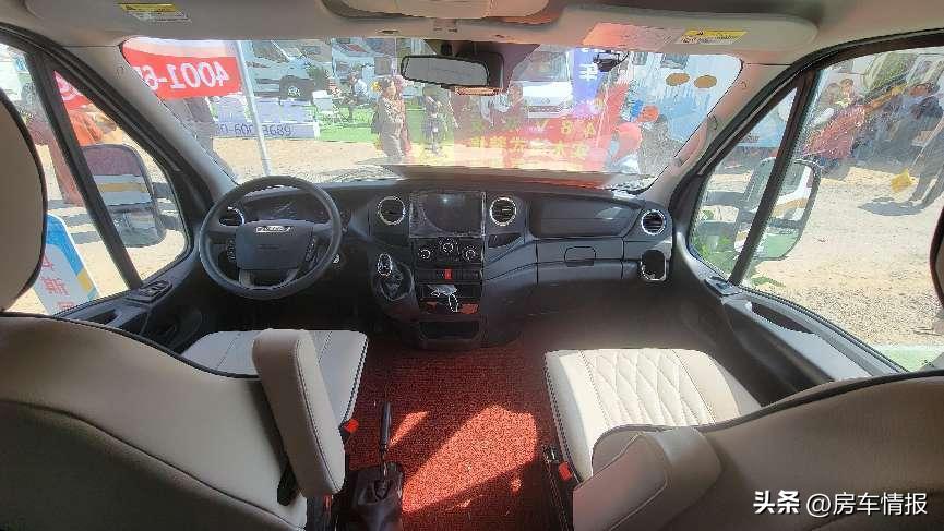 出厂就主打一个“舒服”这款6.5T依维法式轻奢房车自信在哪儿？