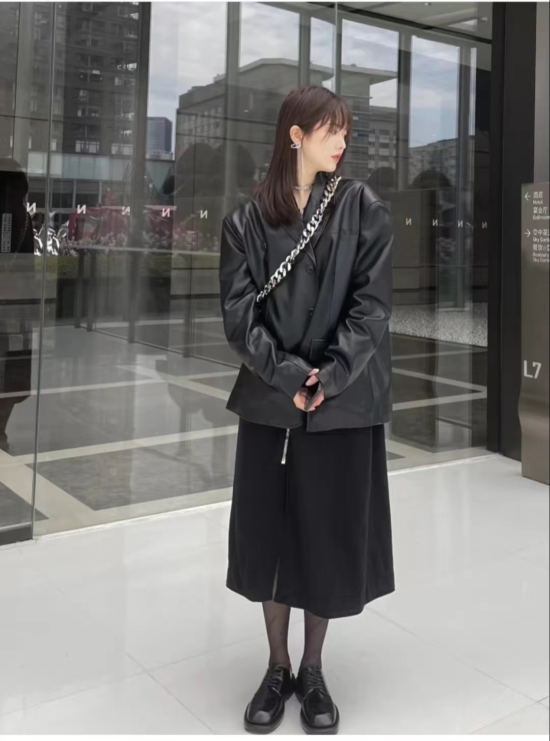 黑色皮衣套装甜酷风,皮衣复古风穿搭