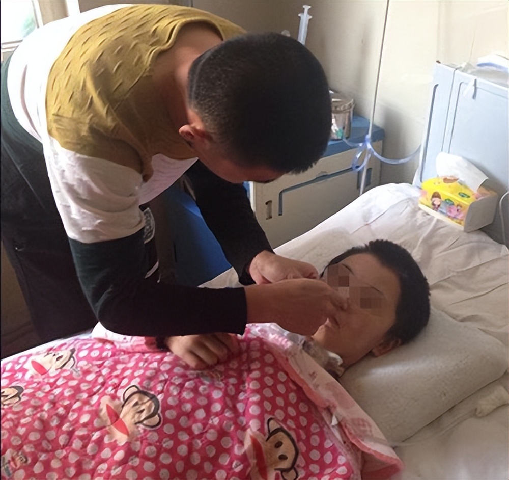 男子负债照顾植物人女友,男子举债20万照顾植物人女友