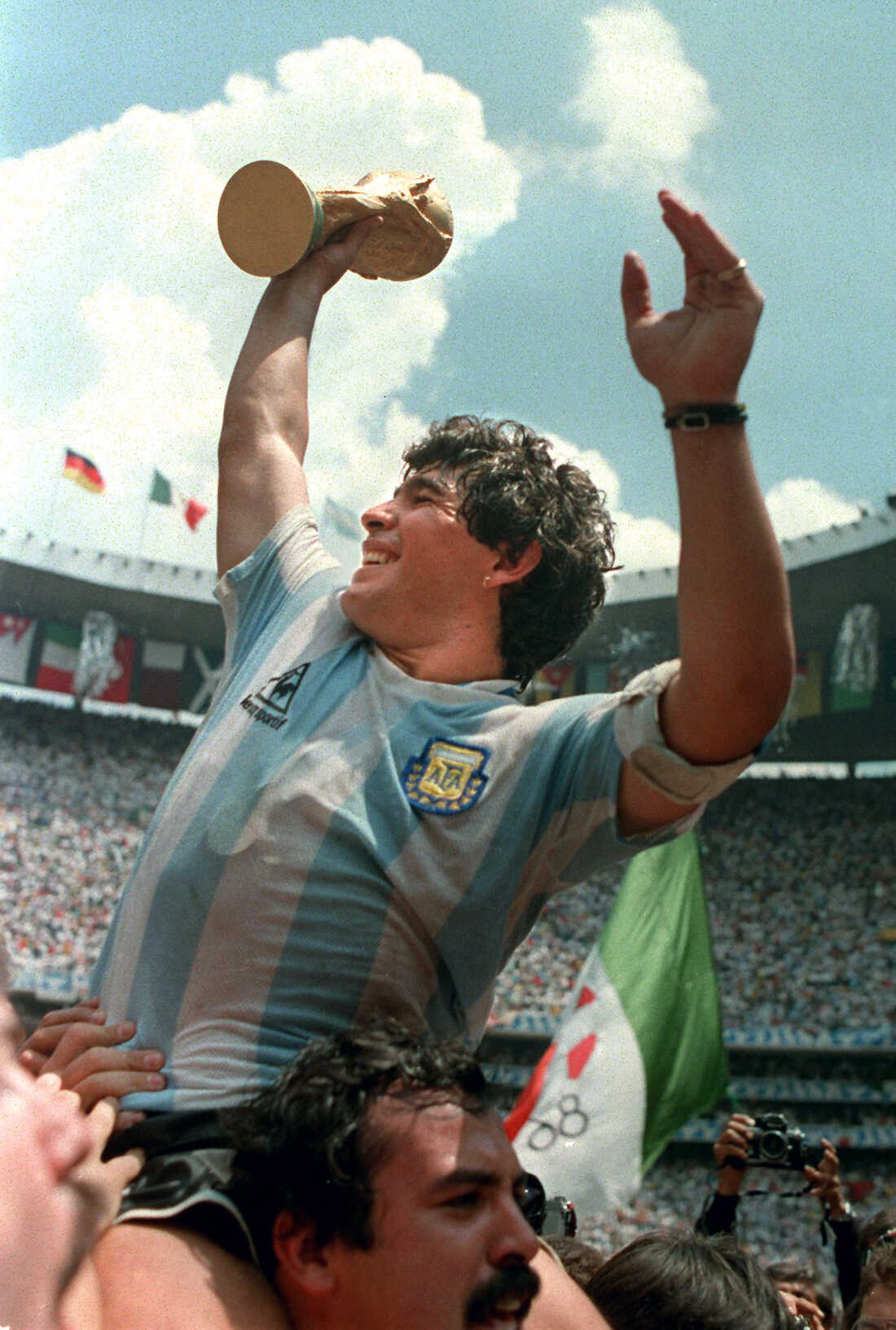 梅西一直在阿根廷队吗,梅西的地位能和马拉多纳比吗