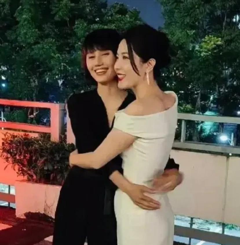 袁泉夺“百花影后”，曾黎后台当拉拉队，却映射出中戏96班的情谊