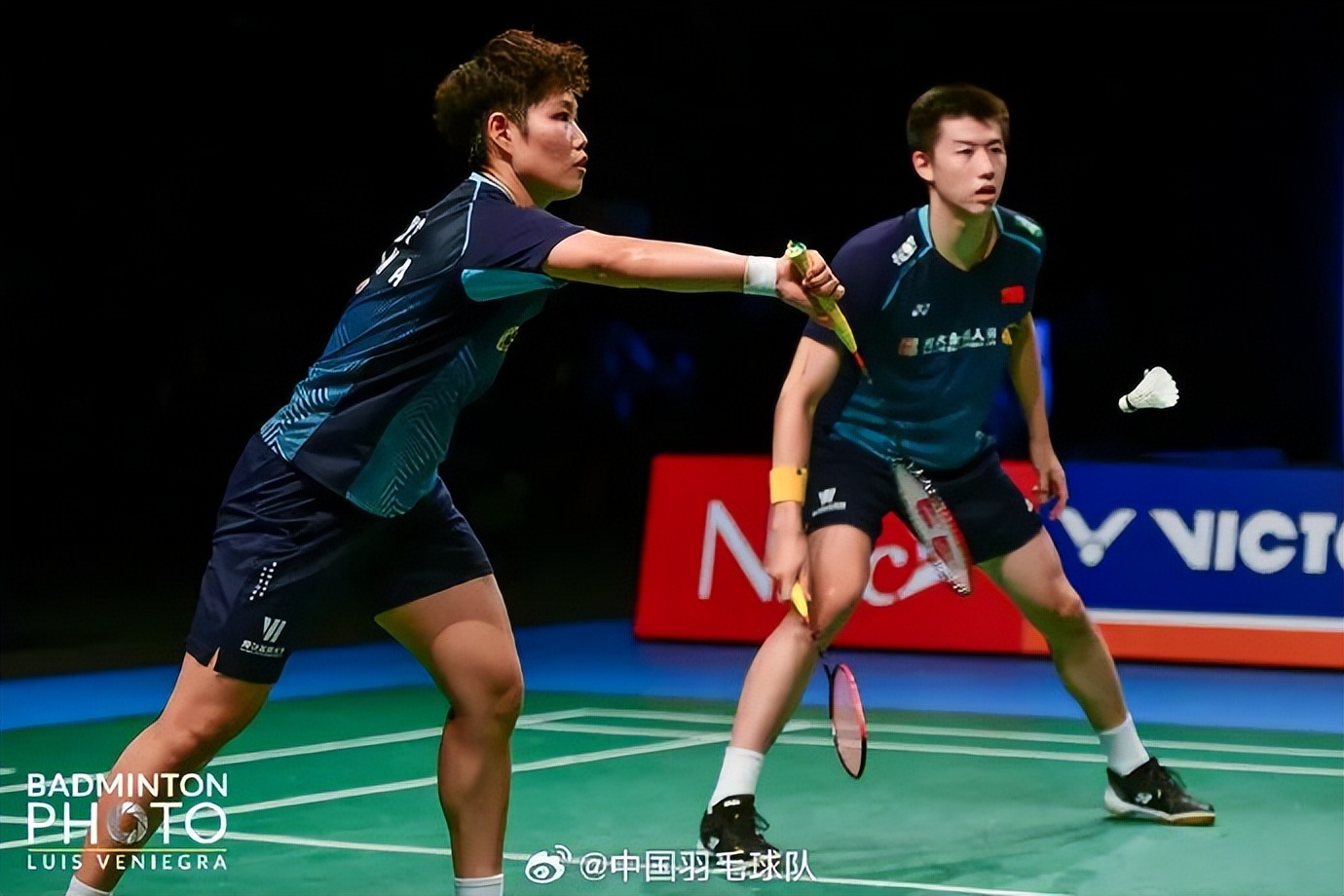 澳羽赛翁泓阳夺冠扔拍子给观众,国羽新锐翁泓阳