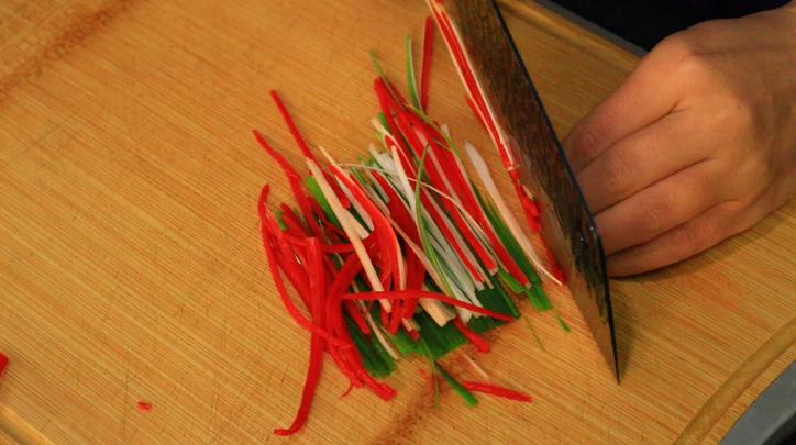 清蒸鲳鱼蒸多少分钟最好,清蒸鲳鱼用不用热油