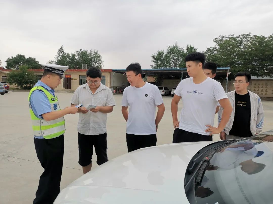 交警到驾校开展交通安全宣传活动,交警暑假交通安全宣传