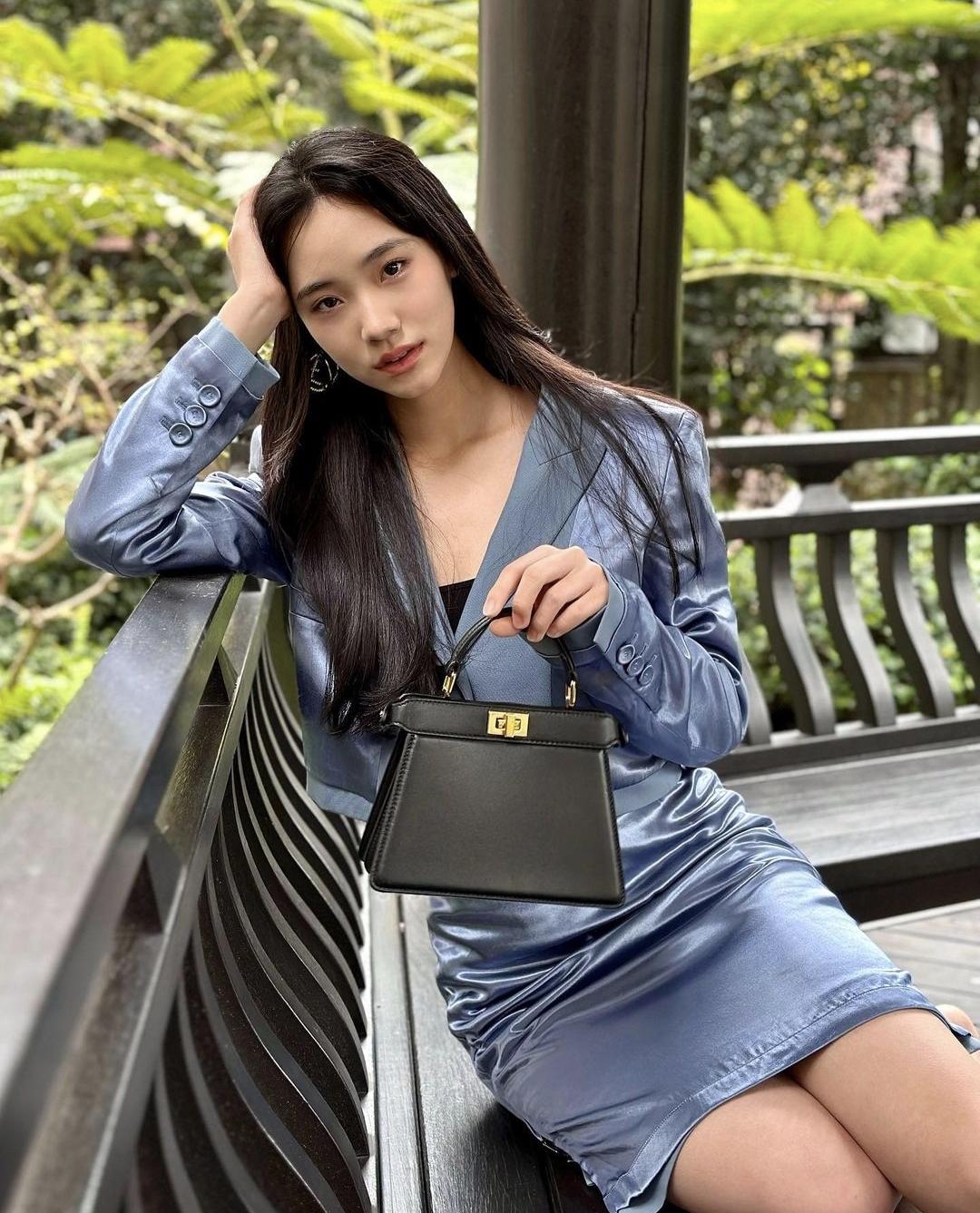 小s拿着勺子穿红衣广告照,小s二女儿新广告