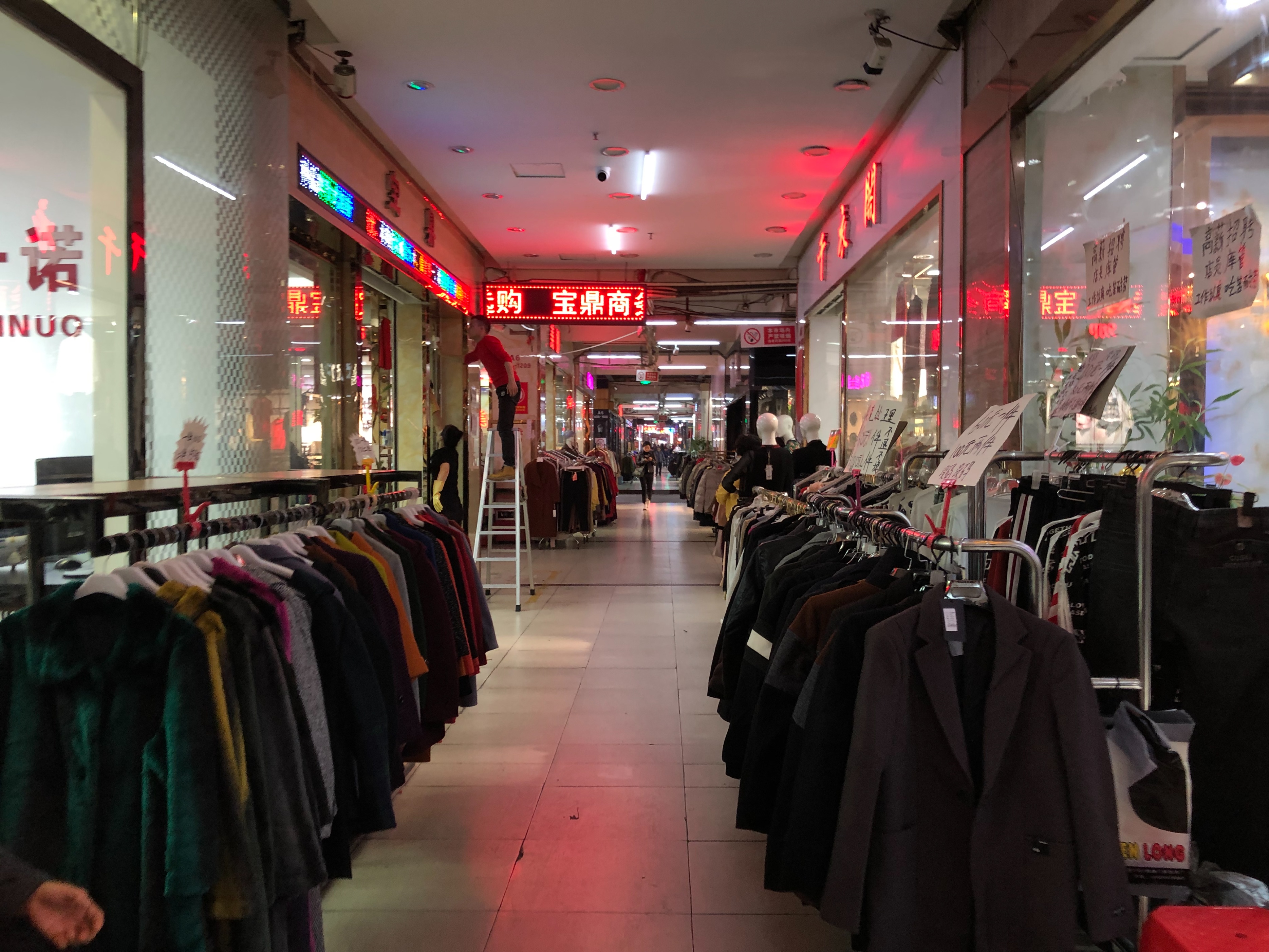 断码尾货货源拿货渠道,服装尾货批发技巧和方法