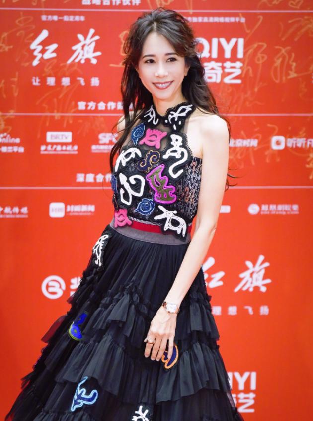 张颂文泪目北影节,北影节开幕式红毯张颂文害羞笑