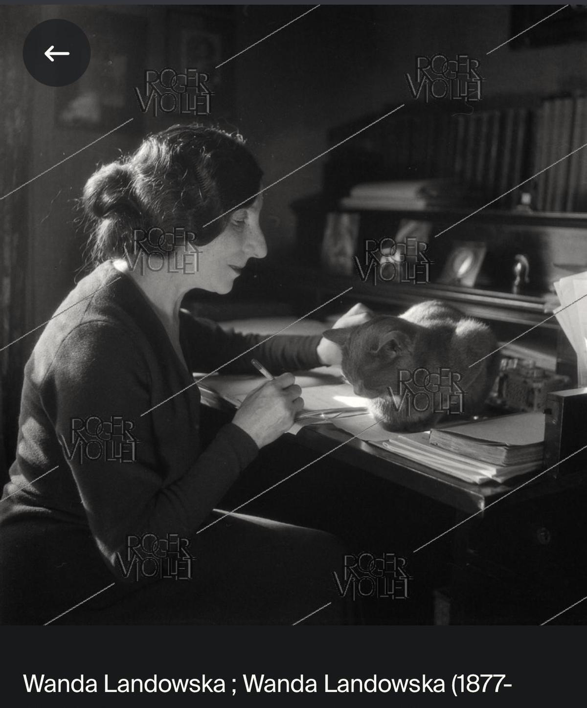 卑鄙龌龊老照片：*楼青**女子妖娆多姿，妇女露胸喂奶被孩子撕扯衣服