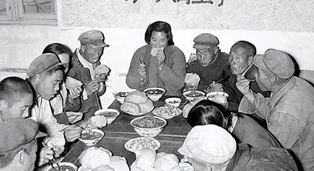 日军兽行照片：当着父亲的面玷污他女儿，临走还残忍割下妻子乳房