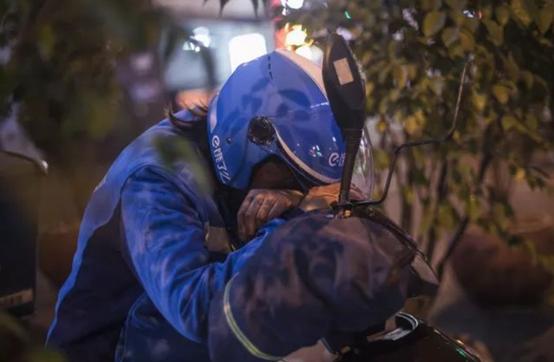 白天她是月薪4000的公司文员，夜晚她是粉丝10万的时尚博主