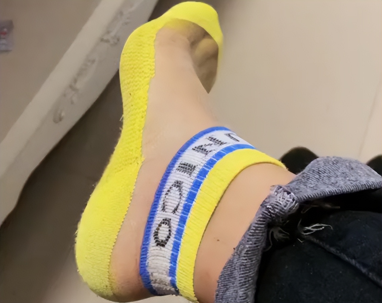 女子夜市买双袜子,一女子穿袜子掉色