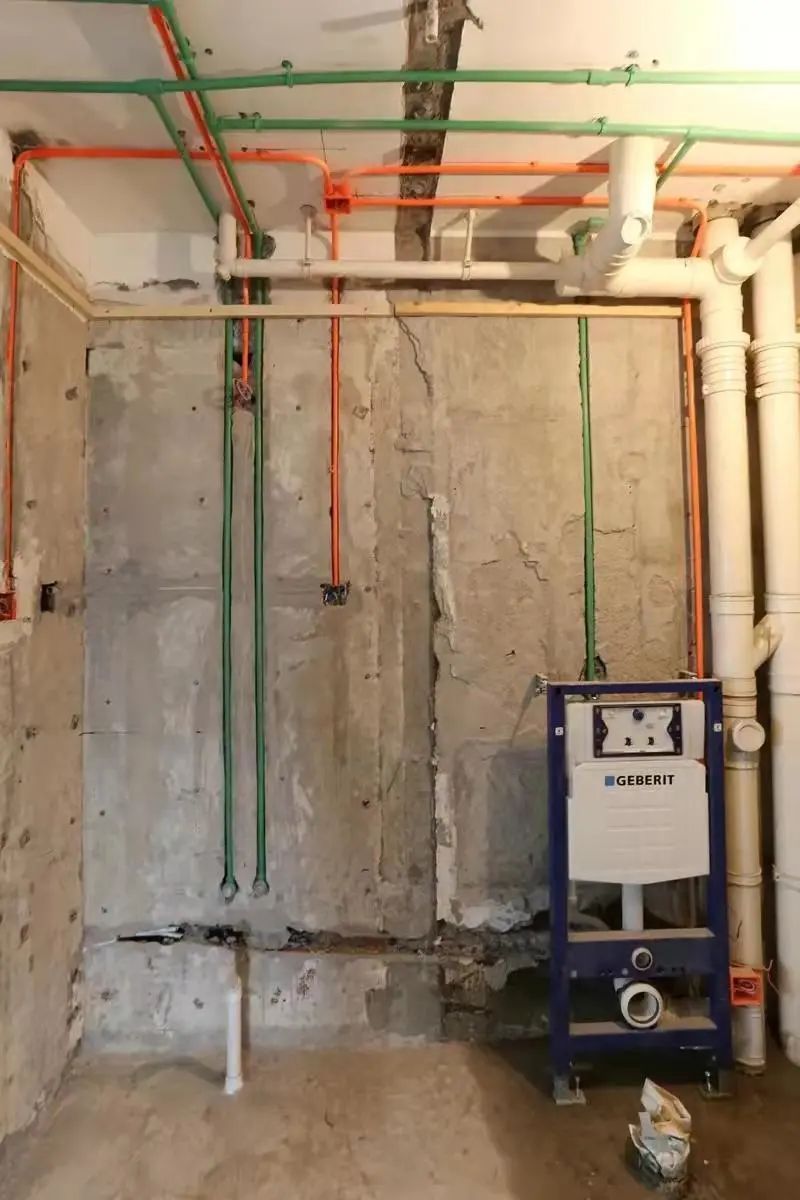 壁挂马桶可以装在空心砖上么,要多厚的墙才可以装壁挂马桶