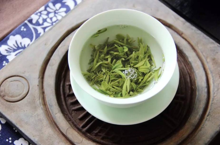 红茶茶叶和绿茶茶叶的区别在哪,茶叶红茶与绿茶的区别是什么呢