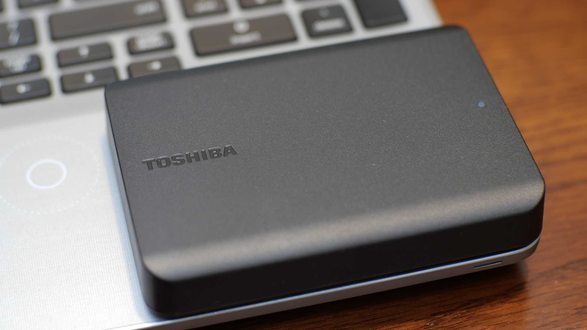 小体积大容量，4TB的超大数据也能装入口袋东芝4TB旗舰A5移动硬盘