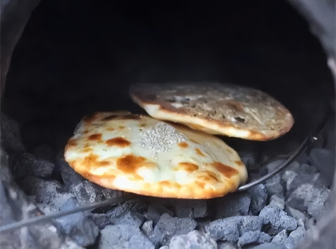 一位优雅的公主享用下午茶,一位优雅的公主正在享用下午茶