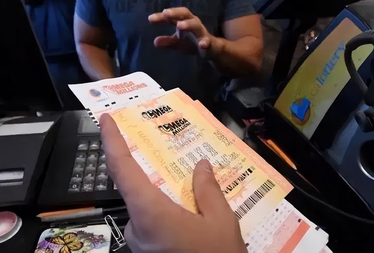 神秘男子买彩票中奖2100万,男子中彩票大奖第二天淡定去上班