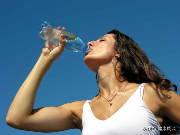 为什么自己出汗酸臭,为什么自己出汗衣服好臭