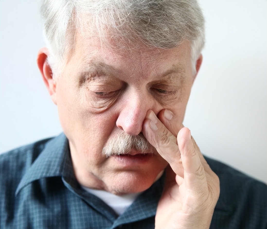 男生有的鼻毛长到外面有什么说法,鼻毛往外窜的男生是怎么回事