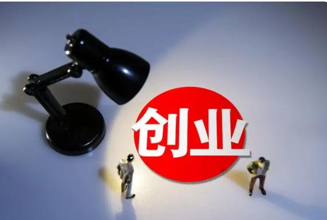 00后女生暑假摆摊5天收入2000多元,90后女生摆摊挣5元