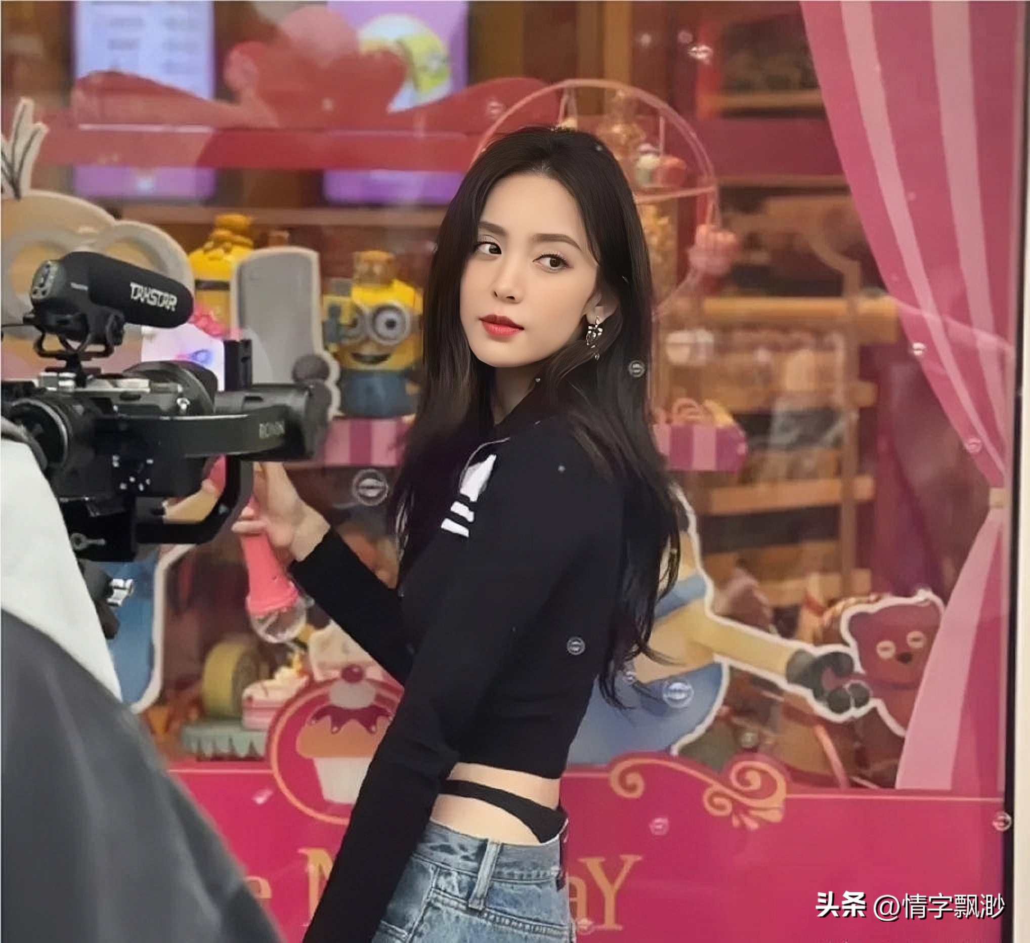 女星穿衣大胆突破：透视、露胸、*裤内**外露