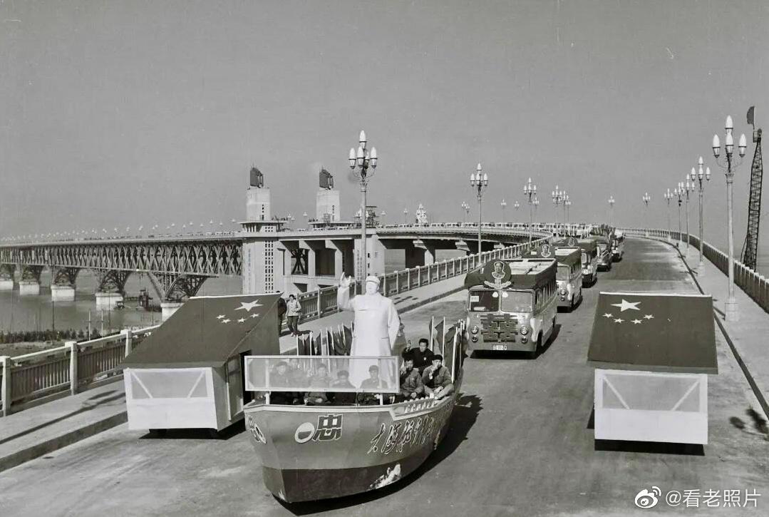 女子身着日本侵华军装露脸,女子穿日军军服拍照被抓