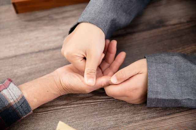 说中医治疗癌症的不是*子骗**就是傻子？