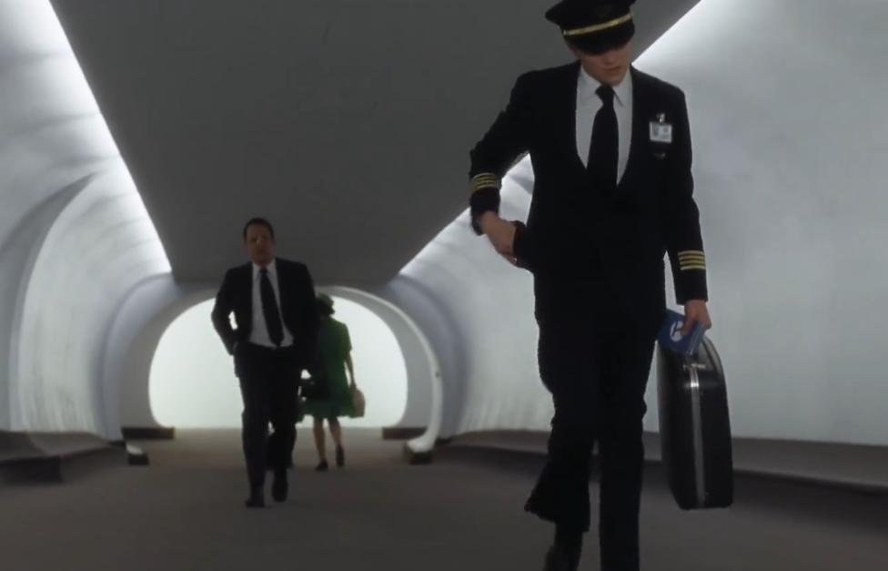 受人尊敬而且特别有钱的飞行员，居然是个*子骗**，甚至还在FBI工作