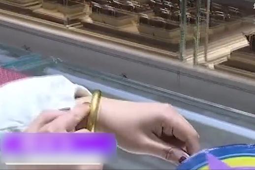 2019年河南女子给孩子买金镯,戴6小时就掉色,找商家询问遭威胁