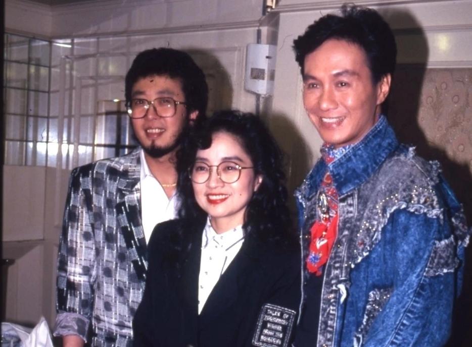 徐小凤怼人场面,周润发致敬徐小凤图文