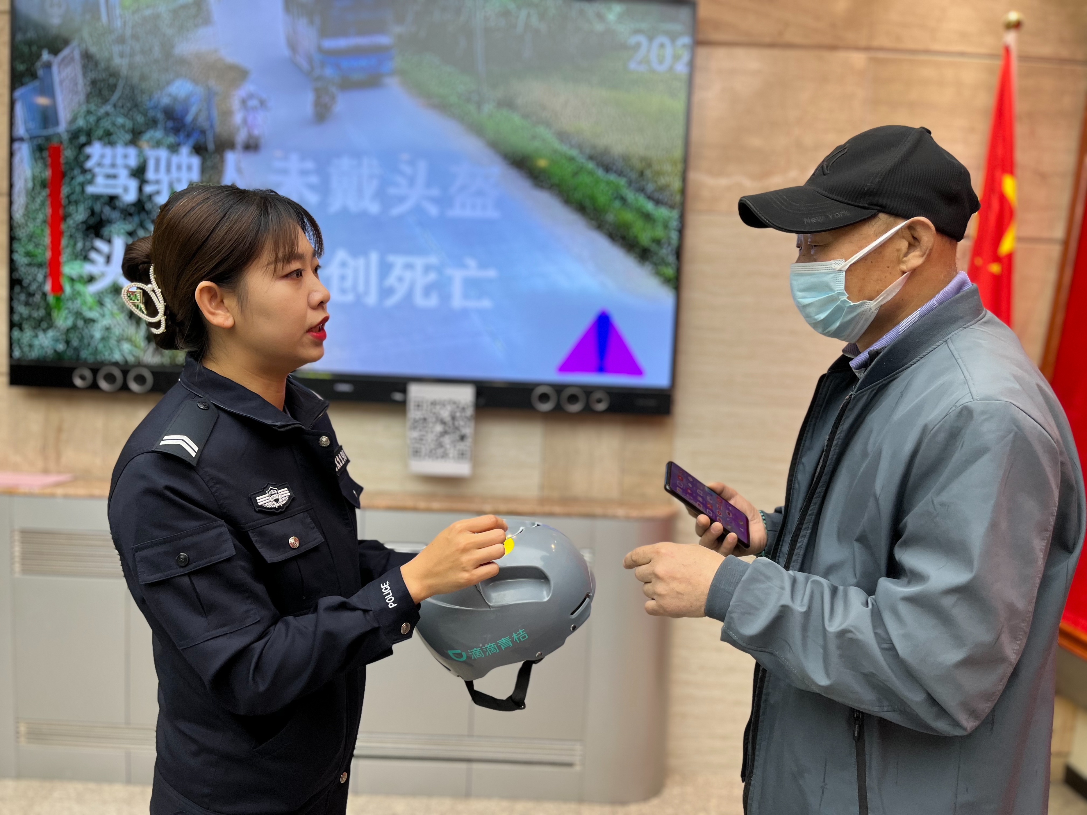 骑电动车不戴头盔交警蜀黍有办法,交警骑电动车不戴头盔属于违法吗